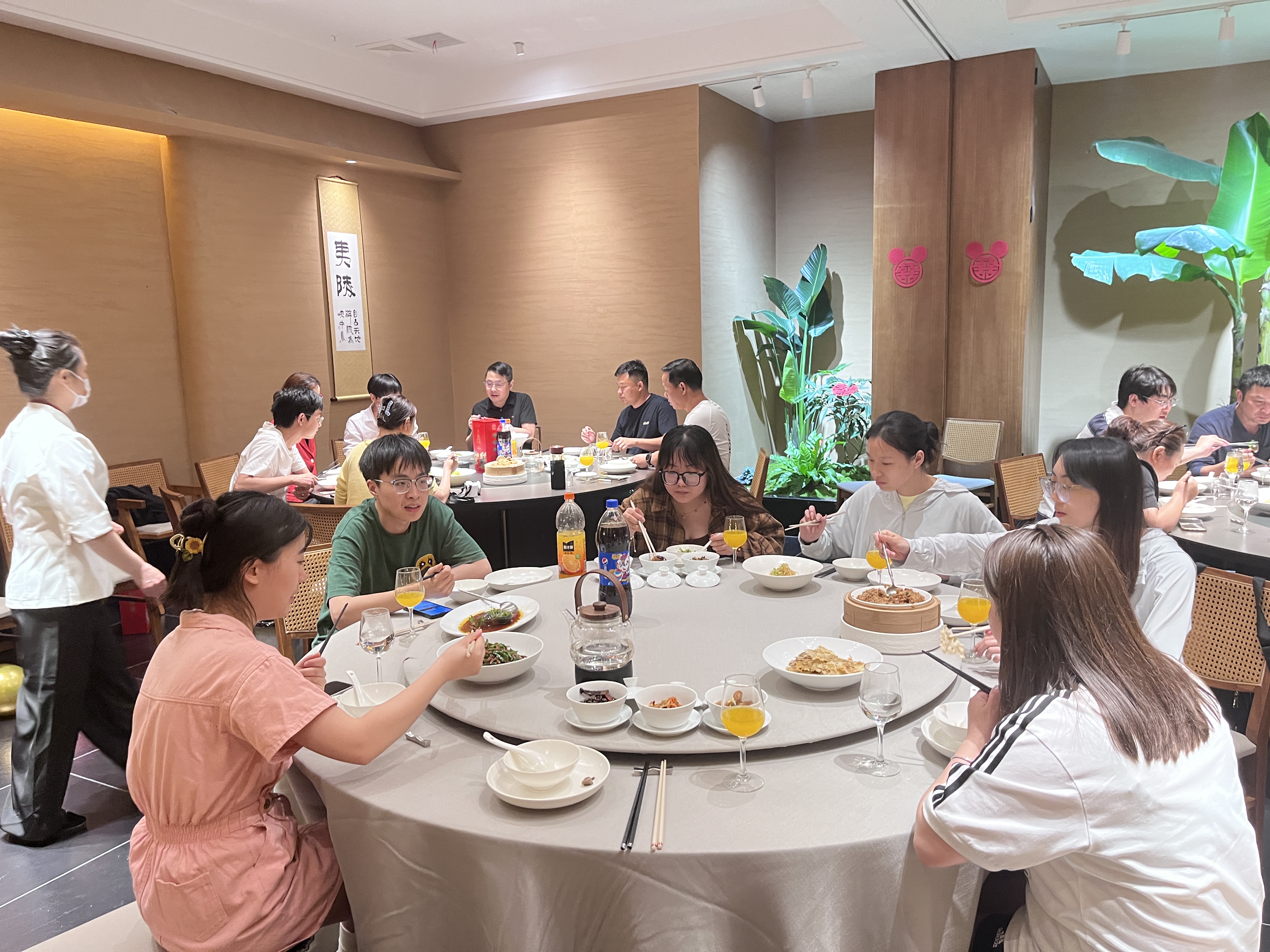 祝贸同事张兰，朱圆园新婚大喜!